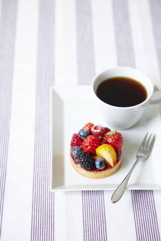 面食,咖啡,无人,竖图,俯视,室内,特写,白天,烹饪,西餐,幸福,餐桌,桌子,草莓,浆果,蓝莓,杯子,餐具,水果,阴影,新鲜,反射,布料,叉子,瓷器,碟子,盘,影子,生食,料理,食品,面点,果实,咖啡杯,陶瓷制品,布纹,娱乐,菜肴,美食,桌布,食物,饮料,盘子,餐巾,碟,台布,享受,休闲,温馨,放松,乐趣,西式,佳肴,有机食品,绿色食品,餐台,派,提神,舒适,瓷杯,醒脑,餐叉,软饮料,水果挞,进餐用具,洋莓,水果皇后,山都柿,蓝浆果,蓝靛果,红莓,地莓,餐桌布,彩图,高角度拍摄,都柿,笃斯