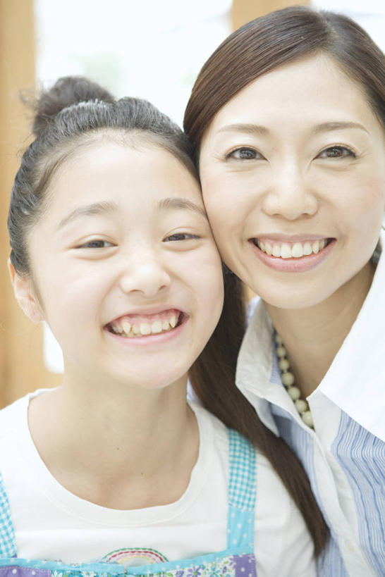 东方人,儿童,中年人,两个人,家庭,母亲,女儿,站,笑,微笑,露齿笑,竖图,室内,白天,正面,纯洁,亚洲,服装,依偎,注视,休闲装,黄种人,小孩,衣服,观察,看,靠,靠着,倚靠,站着,休闲,温暖,温馨,母女,一家人,休闲服,可爱,母爱,童年,童趣,服饰,观看,和睦,察看,倚着,关注,童真,烂漫,无邪,依附,依赖,投靠,天真,女孩,女人,女性,中年女性,亚洲人,孩子,站立,半身,彩图,融洽,女生