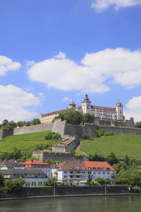 无人,家,竖图,室外,白天,正面,旅游,度假,草地,草坪,河流,名胜古迹,水,植物,标志建筑,地标,建筑,德国,欧洲,阴影,波纹,遗迹,光线,影子,堡垒,城堡,房屋,屋子,河水,水流,云,云朵,涟漪,云彩,古迹,文物,娱乐,建设,古建筑,楼房,住宅,草,树,树木,蓝色,绿色,白云,倒影,蓝天,水纹,天空,阳光,自然,波浪,天,享受,休闲,旅游胜地,放松,生长,晴朗,成长,倒映,西欧,要塞,古文明,德意志联邦共和国,首府,水晕,巴伐利亚,巴伐利亚州,拜恩州,拜恩自由州,反照,设防,符兹堡,维尔茨堡,维尔茨堡县,乌兹堡,晴空,彩图,房子