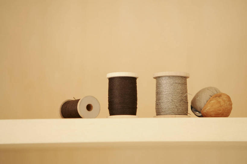 无人,横图,室内,白天,正面,静物,阴影,反射,影子,置物架,针,架子,摄影,影棚,缝纫,缝衣针,针线,陈列架,线轴,搁架,针包,针垫,彩图,影棚拍摄,拍摄,细线