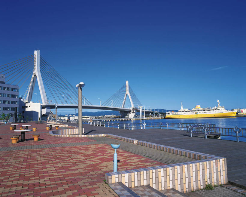 无人,横图,室外,白天,正面,旅游,度假,海浪,海洋,标志建筑,大桥,地标,建筑,桥梁,日本,亚洲,阴影,光线,影子,浪花,斜拉桥,桥,娱乐,建设,蓝色,蓝天,天空,阳光,海水,天,享受,休闲,旅游胜地,放松,晴朗,海景,东亚,本州,万里无云,本州岛,日本国,青森,青森县,东北地方,青森港湾大桥,斜张桥,大海,风浪,海,海水的波动,近岸浪,涌浪,晴空,晴空万里,彩图