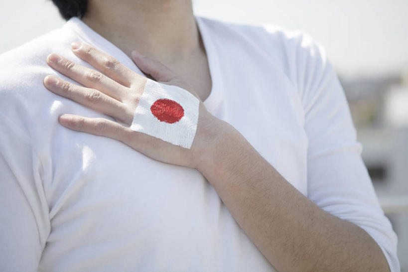 东方人,手,一个人,横图,室外,特写,白天,正面,旗帜,国旗,亚洲,仅一个男性,仅一个人,阴影,服装,朦胧,模糊,艺术,光线,圆形,彩绘,日本国旗,图形,影子,圆,几何,休闲装,黄种人,文化,仅一个年轻男性,衣服,红色,白色,阳光,休闲,手部,休闲服,搭,服饰,单手,搭着,数学,人体彩绘,美观,纹身彩绘,男人,男性,年轻男性,亚洲人,旗,半身,彩图,几何图形,日章旗,平面图形