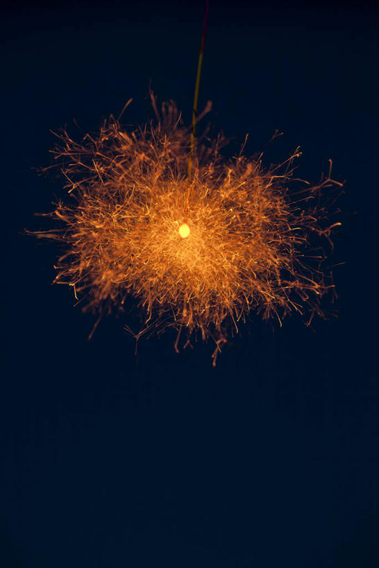 无人,竖图,室外,特写,夜晚,正面,幸福,烟火,黑色背景,辉煌,焰火,灿烂,温暖,橙色,活泼,华丽,暖色,璀璨,礼花,光辉,温情,花炮,礼花炮,绚烂,光耀,炽热,响亮,跃动,甜蜜,烟花,彩图,愉快