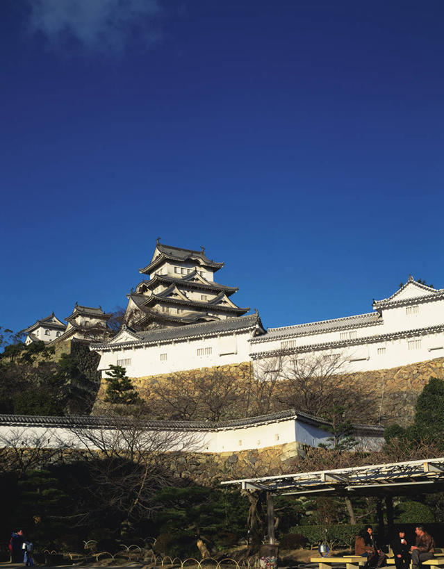 无人,竖图,室外,白天,仰视,旅游,度假,名胜古迹,植物,标志建筑,地标,建筑,日本,亚洲,阴影,遗迹,光线,影子,堡垒,城堡,墙,云,云朵,云彩,古迹,文物,娱乐,建设,古建筑,墙壁,墙面,树,树木,蓝色,绿色,白云,蓝天,天空,阳光,自然,天,享受,休闲,旅游胜地,放松,生长,晴朗,成长,要塞,古文明,东亚,本州,世界文化遗产,本州岛,日本国,近畿地方,姬路城,近畿,兵库,兵库县,白鹭城,姬路,姬路市,设防,晴空,彩图,低角度拍摄