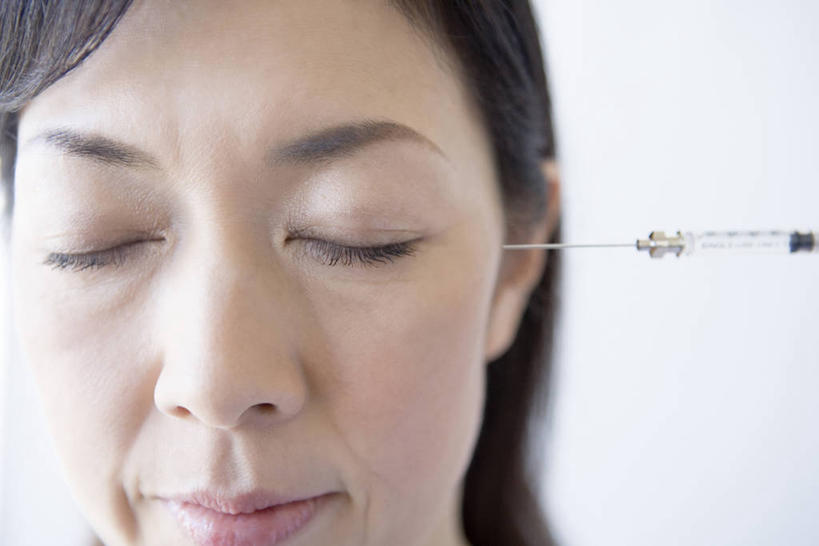 东方人,脸,头,脸颊,一个人,闭眼,横图,室内,特写,白天,正面,亚洲,仅一个女性,仅一个人,阴影,反射,影子,黄种人,仅一个中年女性,针管,针筒,注射,医疗,医疗设备,注射器,肉毒杆菌,麻醉剂,肉毒杆菌毒素,女人,女性,中年女性,亚洲人,头部,脸部,脸蛋,面部,闭眼睛,闭着眼,闭着眼睛,半身,彩图,肉毒毒素,神经毒素,生物毒素