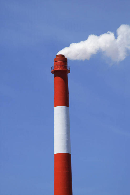 无人,工厂,竖图,室外,白天,仰视,烟囱,阴影,光线,影子,烟雾,红色,蓝色,白色,蓝天,天空,阳光,天,工业,晴朗,污染,危害,有害,万里无云,环境污染,晴空,晴空万里,彩图,低角度拍摄,制造厂,大气污染,生产工厂