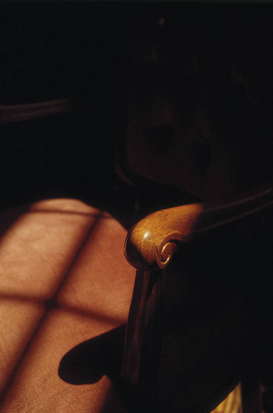 无人,栏杆,竖图,俯视,室内,特写,白天,沙发,静物,阴影,反射,扶手,影子,护栏,彩图,高角度拍摄,皮沙发