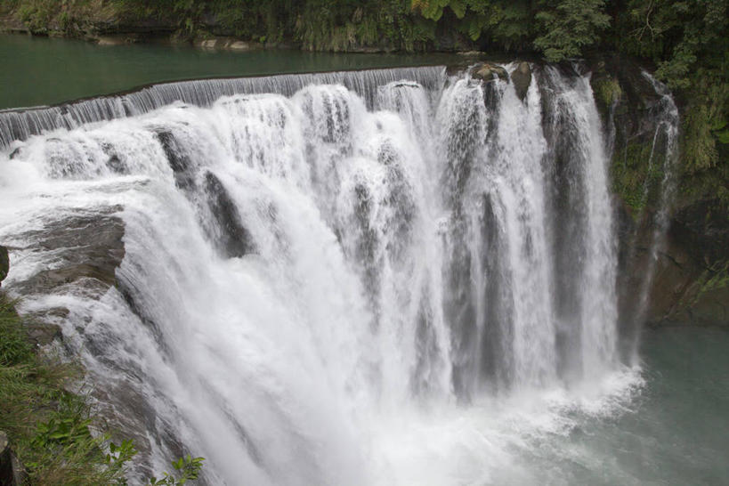 无人,横图,俯视,室外,白天,旅游,度假,美景,瀑布,森林,树林,水,植物,台湾,中国,亚洲,飞溅,溅,液体,景观,水滴,娱乐,水珠,树,树木,绿色,自然,享受,休闲,景色,放松,生长,成长,喷洒,自然风光,东亚,台北县,港澳台,中华人民共和国,台湾省,新北,新北市,跌水,彩图,高角度拍摄,平溪区,十分瀑布,台