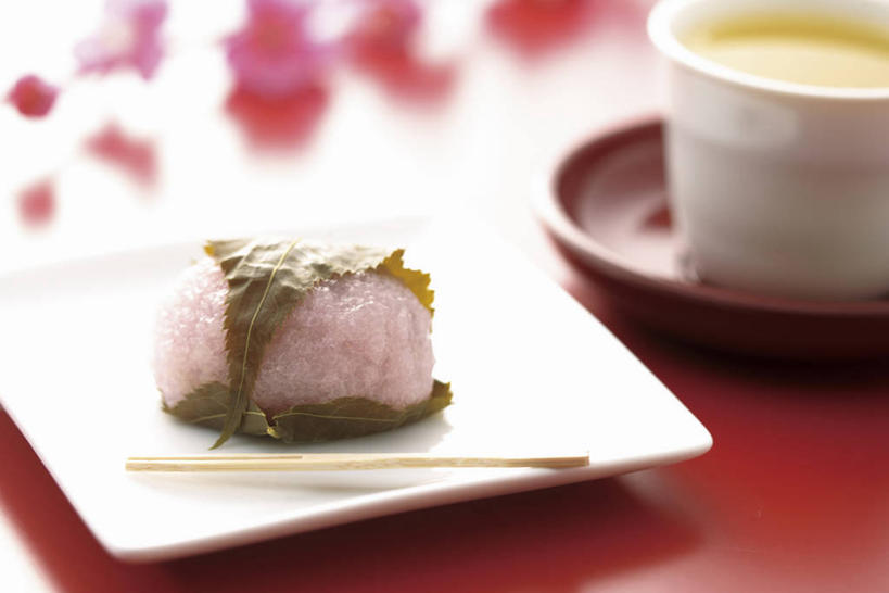 无人,横图,俯视,室内,特写,白天,烹饪,幸福,餐桌,茶,筷子,桌子,杯子,餐具,阴影,朦胧,模糊,反射,碟子,盘,影子,日本料理,茶叶,料理,食品,年糕,甜点,一杯,文化,娱乐,传统,菜肴,美食,食物,糕点,盘子,水杯,碟,日式料理,甜食,享受,休闲,日式,温馨,放松,乐趣,佳肴,餐台,礼节,提神,舒适,醒脑,礼仪,茶杯,进餐用具,彩图,高角度拍摄,年年糕