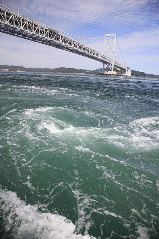 无人,竖图,室外,白天,仰视,旅游,度假,海浪,海洋,水,标志建筑,大桥,地标,建筑,桥梁,日本,亚洲,阴影,飞溅,溅,光线,液体,影子,浪花,水滴,云,云朵,斜拉桥,桥,云彩,娱乐,建设,水珠,蓝色,白云,蓝天,天空,阳光,海水,天,享受,休闲,旅游胜地,放松,晴朗,喷洒,海景,东亚,本州,本州岛,日本国,近畿地方,近畿,兵库,兵库县,斜张桥,大海,风浪,海,海水的波动,近岸浪,涌浪,晴空,彩图,低角度拍摄,鸣门大桥,南淡路市,大鸣门桥