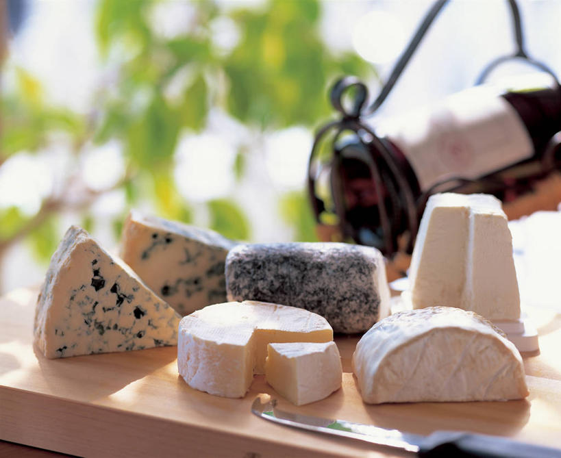 奶酪,无人,横图,俯视,室内,特写,白天,叶子,一把,阴影,朦胧,模糊,反射,工具,影子,干酪,起司,绿叶,案板,刀具,芝士,营养,砧板,刀,嫩叶,乳酪,乳制品,发酵,蓝纹奶酪,斯提耳顿干酪,奶酪刀,芝士刀,叶,叶片,彩图,高角度拍摄