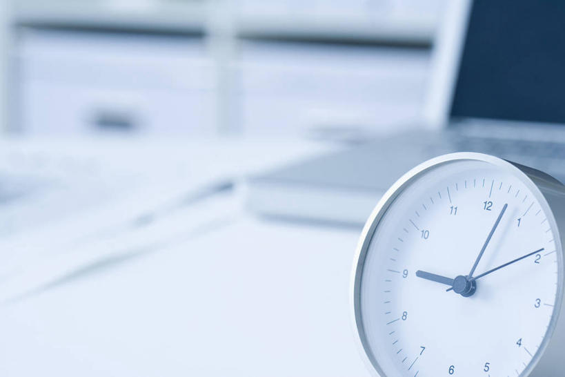 无人,办公室,横图,室内,特写,白天,正面,电脑,笔记本电脑,家具,桌子,静物,阴影,朦胧,模糊,时间,反射,网络,时钟,影子,办公桌,计时,通讯设备,钟表,表,座钟,一台,无线,通信设备,无线网络,无线上网,便携式电脑,办公家具,手提电脑,钟,彩图