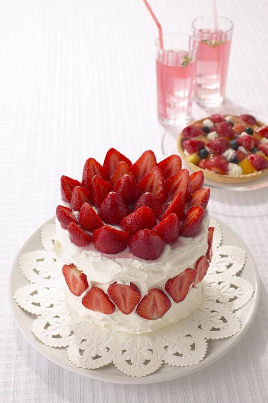 点心,无人,竖图,俯视,室内,特写,白天,下午茶,餐桌,桌子,草莓,浆果,餐具,水果,许多,切开,阴影,朦胧,模糊,新鲜,反射,碟子,盘,影子,生食,食品,果实,很多,食物,糕点,红色,盘子,碟,奶油,切,草莓蛋糕,有机食品,绿色食品,餐台,乳制品,剖面,切面,激凌,克林姆,淇淋,洋莓,水果皇后,红莓,地莓,彩图,高角度拍摄,蛋糕