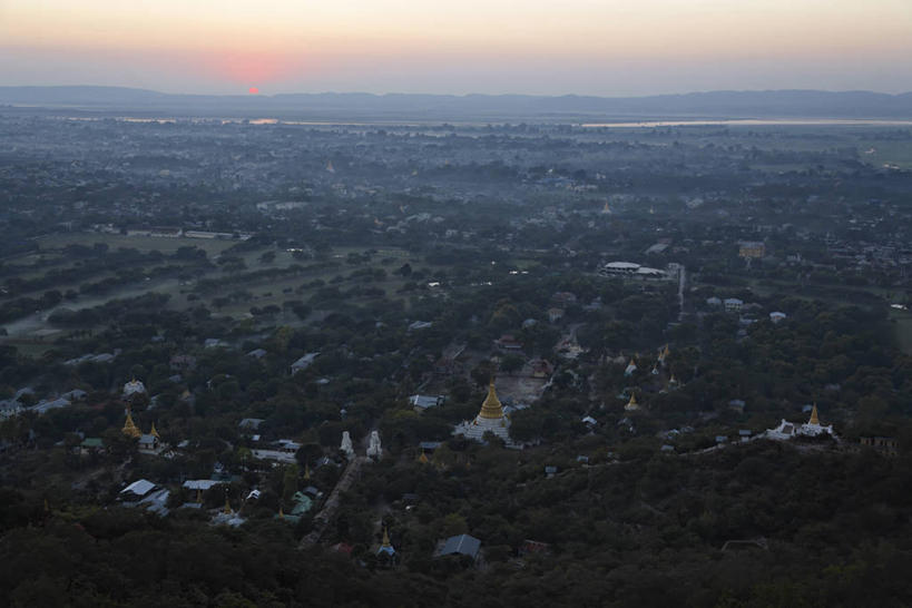 无人,家,横图,全景,俯视,航拍,室外,白天,旅游,度假,河流,美景,日落,水,天际线,植物,城市风光,城市,建筑,缅甸,亚洲,房屋,屋子,河水,景观,水流,晚霞,霞光,落日,公寓,娱乐,建设,洋房,楼房,住宅,树,树木,绿色,天空,自然,黄昏,天,享受,休闲,景色,彩霞,放松,东南亚,生长,成长,鸟瞰,缅甸联邦,曼德勒,省会,夕照,薄暮,曼德勒省,夕阳,彩图,高角度拍摄,傍晚,房子,斜阳
