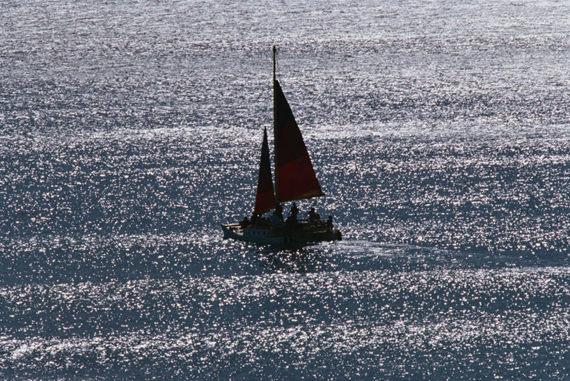 帆船,西方人,站,横图,室外,白天,正面,岛屿,海浪,海洋,美景,船,夏威夷,欧洲,美国,欧洲人,阴影,服装,朦胧,模糊,光线,影子,景观,浪花,许多人,注视,休闲装,衣服,阳光,自然,海水,交通工具,观察,看,站着,一群人,休闲,休闲服,景色,服饰,观看,波光粼粼,察看,北美,北美洲,关注,自然风光,载具,美洲,海景,瓦胡岛,欧胡岛,欧湖岛,夏威夷州,爱洛哈之州,北亚美利加洲,亚美利加洲,聚集之岛,男人,男性,年轻男性,年轻女性,女人,女性,白种人,大海,风浪,海,海水的波动,近岸浪,列岛,群岛,涌浪,诸岛,站立,彩图,全身,美利坚合众国