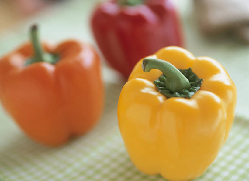 无人,横图,俯视,室内,特写,白天,餐桌,桌子,辣椒,蔬菜,阴影,朦胧,模糊,新鲜,反射,布料,影子,食品,布纹,桌布,食物,三个,黄色,红色,餐巾,台布,橙色,有机食品,绿色食品,餐台,黄辣椒,彩椒,辣角,红海椒,大椒,辣虎,广椒,甜椒,柿子椒,辣子,海椒,番椒,灯笼椒,餐桌布,彩图,高角度拍摄,黄灯笼辣椒,黄帝椒