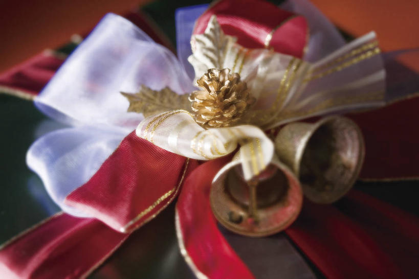 无人,横图,俯视,室内,特写,白天,静物,礼盒,礼物,圣诞节,阴影,节日,朦胧,模糊,庆祝,装饰,反射,挂饰,铃铛,丝绸,丝带,影子,纸盒,缎带,文化,绸带,盒子,两个,一个,包装盒,蝴蝶结,礼品盒,庆典,礼品,单个,纪念,华丽,修饰,点缀,衬托,美观,雅致,雅观,圣诞铃铛,彩图,高角度拍摄