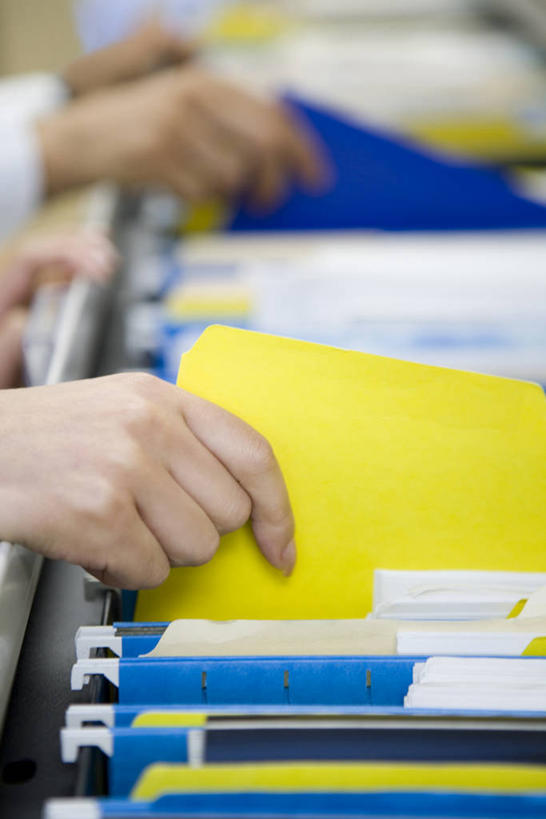 东方人,手,两个人,同事,商务人士,商务男性,商务女性,站,竖图,俯视,室内,特写,白天,衬衫,成功,合作,团队,集体,信心,亚洲,双手,握,阴影,套装,朦胧,模糊,反射,影子,黄种人,队伍,站着,手部,握着,文件柜,资料柜,领导,成就,商务装,文件箱,合伙,领袖,文件架,工薪阶层,资料架,文件框,文件座,整理柜,资料档,资料座,男人,男性,年轻男性,年轻女性,女人,女性,亚洲人,白领,上班族,站立,半身,彩图,高角度拍摄,衬衣