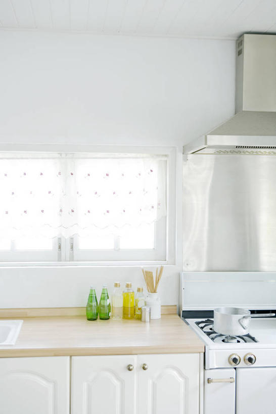 无人,竖图,室内,白天,正面,烹饪,窗户,柜子,厨具,阴影,反射,炖锅,工具,锅子,影子,陶瓷,墙,陶瓷制品,储物柜,干净,锅,玻璃窗,墙壁,墙面,白色,瓶子,锅具,油烟机,灶具,卫生,吸油烟机,储存,燃气灶,烹饪用具,燃气具,储备,蕴藏,贮备,烹调用具,烹调,彩图,贮存