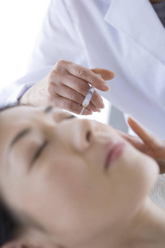 东方人,脸,头,脸颊,脖子,两个人,医生,病人,站,躺,摸,竖图,室内,特写,白天,白色背景,正面,工作服,制服,亚洲,抚摸,阴影,反射,影子,黄种人,一个,站着,医护人员,医疗人员,针管,针筒,注射,摄影,影棚,单个,手术,医疗,医疗设备,注射器,病患,整形,肉毒杆菌,麻醉剂,工作制服,肉毒杆菌毒素,卧着,女人,女性,中年女性,亚洲人,头部,脖,颈,颈部,脸部,脸蛋,面部,大夫,患者,就医者,触摸,接触,躺着,卧,站立,半身,彩图,影棚拍摄,工作套服,拍摄,肉毒毒素,神经毒素,生物毒素,外科手术,医疗美容外科手术,整形手术