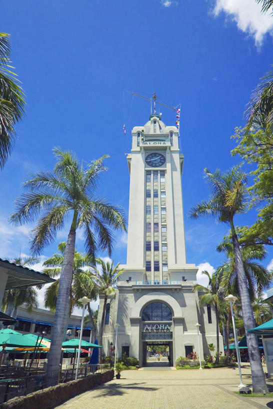 无人,竖图,室外,白天,仰视,旅游,度假,岛屿,植物,标志建筑,城市,道路,地标,建筑,路,棕榈树,叶子,夏威夷,美国,阴影,光线,信息,影子,云,云朵,小路,绿叶,灯塔,交通,云彩,方向,娱乐,建设,树,树木,蓝色,绿色,白云,蓝天,天空,阳光,自然,天,享受,休闲,嫩叶,旅游胜地,放松,生长,晴朗,成长,引导,指引,北美,北美洲,美洲,棕榈叶,瓦胡岛,欧胡岛,火奴鲁鲁,首府,欧湖岛,夏威夷州,爱洛哈之州,北亚美利加洲,亚美利加洲,聚集之岛,檀香山市,航标,叶,叶片,列岛,群岛,诸岛,晴空,棕树,棕榈,彩图,低角度拍摄,阿洛哈塔,美利坚合众国,导航,檀香山,威基基海滩