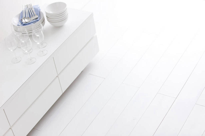 无人,横图,俯视,室内,白天,地板,柜子,杯子,阴影,反射,高脚杯,影子,陶瓷,陶瓷制品,红酒杯,地面,储物柜,木地板,玻璃制品,酒杯,容器,碗,储藏,葡萄酒杯,储存,储备,蕴藏,贮备,玻璃杯,彩图,高角度拍摄,贮存