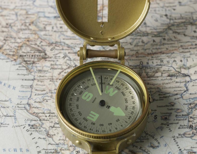 无人,横图,俯视,室内,特写,白天,仪器,科技,道路,静物,地图,阴影,反射,科学,信息,影子,交通,方向,历史,一个,指南针,指示,地理,单个,引导,指引,罗盘,科学技术,指向,指北针,司南,发明,罗盘针,基准,彩图,高角度拍摄,导航,地质