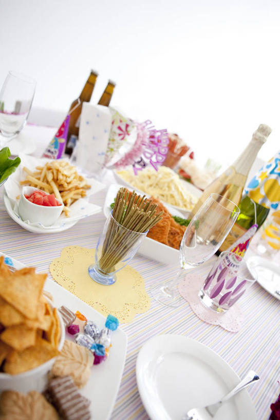 点心,无人,竖图,俯视,室内,白天,生日,餐桌,桌子,杯子,餐具,一堆,许多,阴影,堆叠,堆积,庆祝,反射,叉子,碟子,盘,影子,很多,玻璃制品,酒瓶,盘子,玻璃瓶,瓶子,水杯,碟,饼干,零食,餐台,堆,庆贺,祝贺,出生,餐叉,诞生,玻璃杯,进餐用具,彩图,高角度拍摄