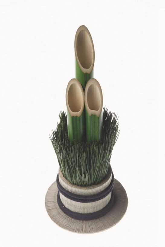 无人,竖图,俯视,室内,特写,白天,白色背景,阴影,装饰,反射,影子,摄影,影棚,华丽,修饰,点缀,门松,衬托,美观,雅致,雅观,长寿,彩图,高角度拍摄,影棚拍摄,拍摄