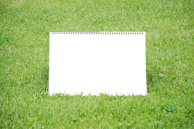 无人,横图,室外,特写,白天,正面,草地,草坪,植物,一本,阴影,光线,影子,素描本,草,绿色,阳光,本子,彩图,速写本,画画本,绘图本,手绘本,涂鸦本