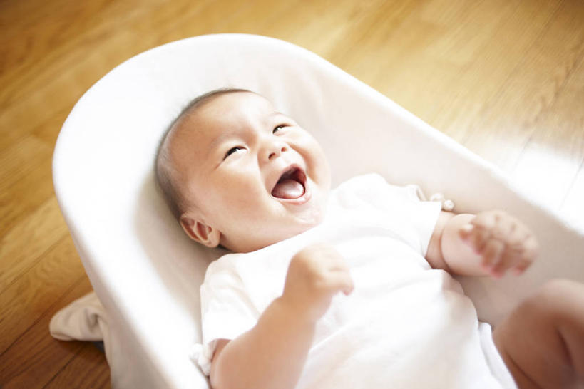 东方人,婴儿,儿童,一个人,躺,笑,大笑,横图,俯视,室内,白天,婴儿服装,兴奋,纯洁,安全,地板,亚洲,仅一个人,阴影,服装,反射,影子,地面,注视,黄种人,木地板,小孩,衣服,观察,看,张嘴,舒服,可爱,服饰,活泼,婴儿用品,观看,婴儿床,保护,察看,舒适,衣着,穿着,关注,宝宝,摇篮,张大嘴巴,纯真,烂漫,无邪,哈哈大笑,衣饰,婴儿卧具,卧着,伶俐,天真,亚洲人,孩子,张开嘴,躺着,卧,半身,彩图,高角度拍摄,婴儿服,高兴,狂笑