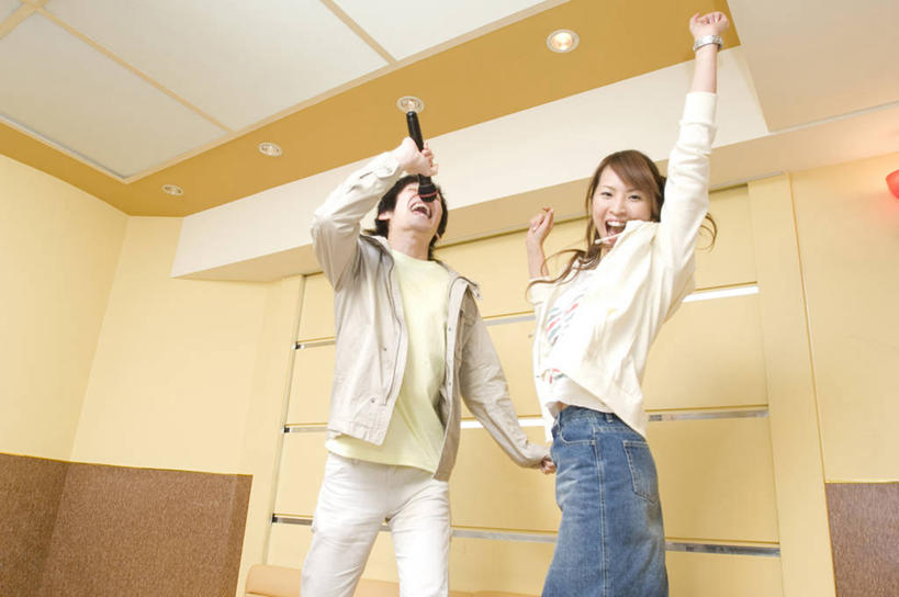 东方人,两个人,跳,举,笑,微笑,露齿笑,横图,室内,白天,仰视,爱情,照明,亚洲,握,服装,灯光,半空,浪漫,拿,拿着,注视,休闲装,黄种人,顶灯,灯,衣服,话筒,灯具,观察,看,托,休闲,温暖,温馨,休闲服,恩爱,握着,唱歌,恋人,服饰,观看,ktv包厢,包厢,照亮,和睦,察看,麦克风,照明设备,关注,扩音器,演唱,歌厅,传声器,歌唱,包房,ktv包房,微音器,男人,男性,年轻男性,年轻女性,女人,女性,亚洲人,情侣,举起,举手,举着,跳跃,向上举,向上伸,向上托,半身,彩图,低角度拍摄,卡拉ok,伴侣,融洽