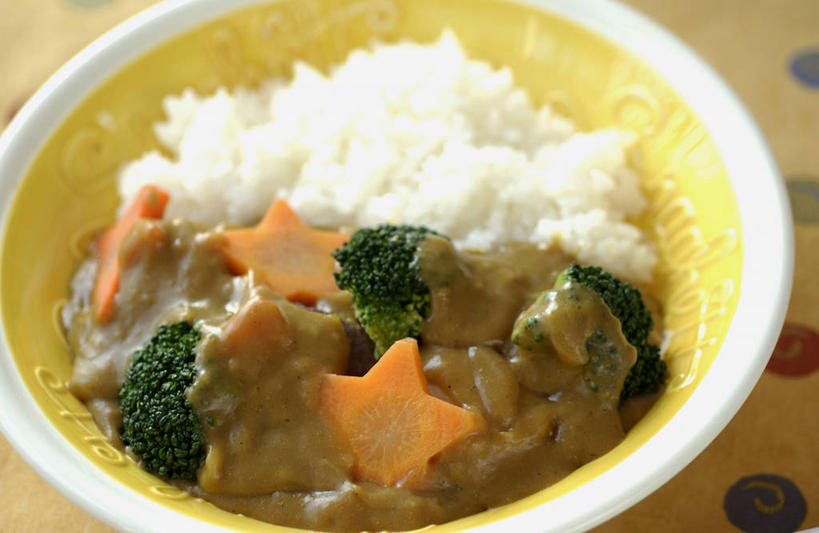 米饭,咖哩,无人,横图,俯视,室内,特写,白天,烹饪,餐桌,桌面,桌子,萝卜,胡萝卜,蔬菜,阴影,朦胧,模糊,新鲜,反射,布料,影子,陶瓷,西兰花,调料,料理,食品,陶瓷制品,饭,调味品,调味料,布纹,咖喱,菜肴,美食,桌布,食物,餐巾,容器,台布,碗,佳肴,有机食品,绿色食品,餐台,储藏,五谷,储存,黄萝卜,番萝卜,咖喱饭,印度菜,印度料理,甘蓝花,红萝卜,甘荀,餐桌布,彩图,高角度拍摄,丁香萝卜,胡芦菔金,金笋,绿菜花,绿花菜,青花菜,蔬菜皇冠,贮存