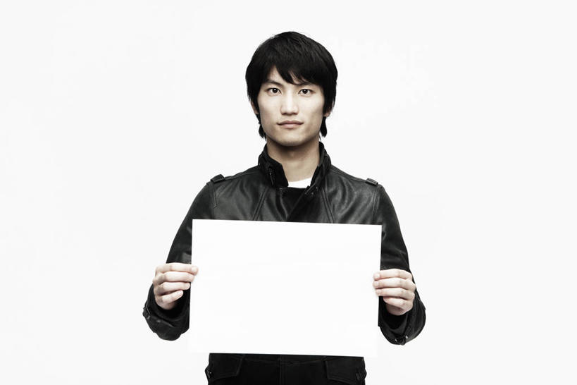 东方人,一个人,站,横图,室内,白天,白色背景,正面,亚洲,仅一个男性,仅一个人,握,阴影,服装,反射,信息,影子,拿,拿着,注视,黄种人,外套,布告,布告栏,仅一个年轻男性,衣服,观察,看,站着,握着,摄影,服饰,影棚,观看,察看,夹克,通知,公告,传播,衣着,夹克衫,穿着,关注,消息,衣饰,茄克,公布栏,男人,男性,年轻男性,亚洲人,外衣,站立,半身,彩图,影棚拍摄,拍摄,短外衣