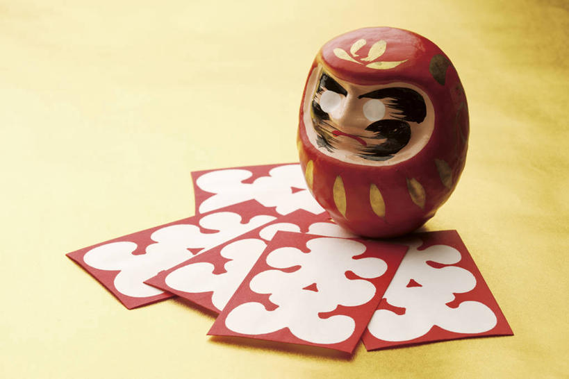 无人,横图,俯视,室内,特写,白天,游戏,静物,纸牌,阴影,黄色背景,反射,娃娃,影子,祝福,玩,文化,娱乐,传统,祈祷,祈福,休闲,健康,许愿,摄影,影棚,活动,纪念,祈求,吉祥,发泄,消遣,智力,宣泄,好运,平安,玩耍,嬉戏,彩图,高角度拍摄,影棚拍摄,拍摄,花斗,花牌,花札,花纸牌,日本花牌,达摩吉祥娃娃