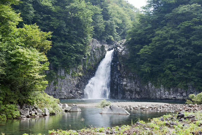 无人,横图,室外,白天,正面,旅游,度假,石头,美景,瀑布,沙滩,山,山脉,树林,水,植物,秋田县,日本,亚洲,阴影,飞溅,溅,光线,沙子,石子,液体,影子,河岸,河滩,景观,山峰,水滴,沙地,山峦,娱乐,水珠,树,树木,绿色,阳光,自然,群山,享受,休闲,景色,放松,生长,成长,喷洒,自然风光,东亚,本州,本州岛,日本国,秋田,东北地方,跌水,石块,岩石,彩图