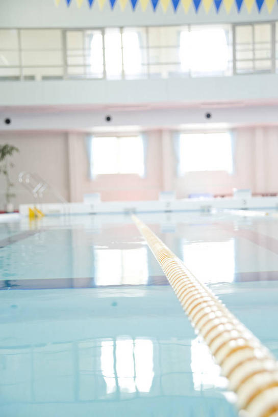 无人,体育馆,游泳池,竖图,室内,白天,正面,水,窗户,阴影,反射,影子,墙,水池,水面,分界线,泳池,玻璃窗,墙壁,墙面,游泳馆,泳道线,分道线,泳池分割线,彩图