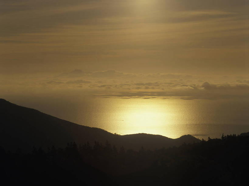 无人,横图,室外,白天,正面,旅游,度假,日出,石头,美景,山,山脉,太阳,北海道,日本,亚洲,石子,景观,山峰,朝霞,晨曦,黎明,山峦,背光,娱乐,阳光,自然,群山,享受,休闲,景色,放松,自然风光,逆光,东亚,日本国,北海道地方,北海道岛,石块,岩石,朝阳,彩图,卯时,破晓,日始,鄂霍次克综合振兴局,斜里郡,斜里町,知床岬,道东,网走支厅