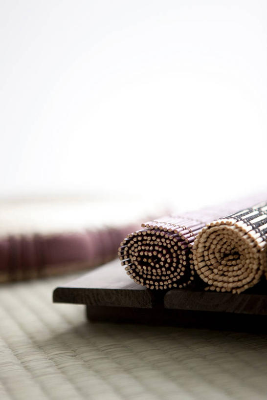 无人,竖图,室内,特写,白天,正面,静物,阴影,竹制,反射,影子,塌塌米,榻榻米,竹制品,寿司帘,寿司席,寿司竹,寿司竹卷,寿司竹席,叠席,彩图