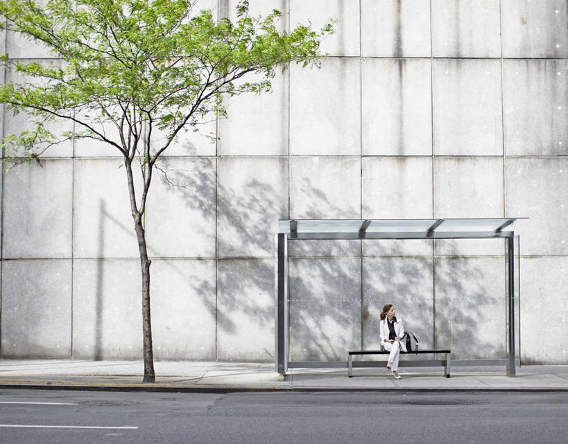 西方人,一个人,商务人士,商务女性,坐,横图,室外,白天,正面,植物,车站,椅子,欧洲,欧洲人,仅一个年轻女性,仅一个女性,仅一个人,阴影,套装,光线,影子,墙,站台,扭头,注视,月台,墙壁,墙面,树,树木,绿色,阳光,自然,观察,看,转头,生长,成长,观看,察看,关注,商务装,工薪阶层,年轻女性,女人,女性,白种人,白领,上班族,坐着,彩图,全身,公共汽车站,汽车车站,汽车站