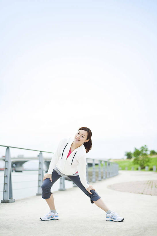 东方人,一个人,栏杆,站,竖图,室外,白天,正面,运动鞋,锻炼,运动,植物,鞋子,亚洲,仅一个年轻女性,仅一个女性,仅一个人,撑,服装,围栏,注视,休闲装,黄种人,护栏,树,树木,衣服,蓝色,绿色,蓝天,天空,自然,天,观察,看,站着,休闲,休闲服,弓步,服饰,生长,晴朗,成长,观看,张开双腿,休闲鞋,察看,撑着,关注,万里无云,展开双腿,体育,年轻女性,女人,女性,亚洲人,晴空,晴空万里,站立,彩图,全身,健身,弓箭步,伸展双腿