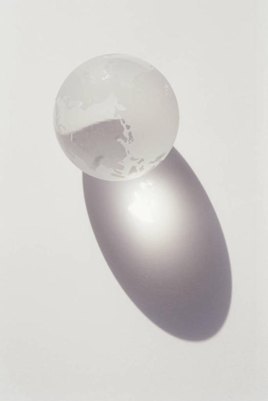 无人,竖图,俯视,室内,特写,白天,白色背景,仪器,海洋,静物,地图,玻璃,阴影,反射,网格,地球仪,线条,影子,世界地图,地球,陆地,全球,磨砂玻璃,玻璃制品,球,一个,经纬线,模型,球体,摄影,地理,国家,影棚,单个,大陆,世界,纬线,版图,经线,经纬仪,地理学,毛玻璃,彩图,高角度拍摄,影棚拍摄,拍摄,大洋,大洲