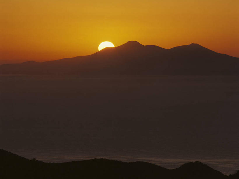 无人,横图,室外,白天,正面,旅游,度假,日出,石头,美景,山,山脉,太阳,北海道,日本,亚洲,石子,景观,山峰,朝霞,晨曦,黎明,山峦,背光,娱乐,阳光,自然,群山,享受,休闲,景色,放松,自然风光,逆光,东亚,日本国,北海道地方,北海道岛,石块,岩石,朝阳,彩图,卯时,破晓,日始,鄂霍次克综合振兴局,斜里郡,斜里町,知床岬,道东,网走支厅