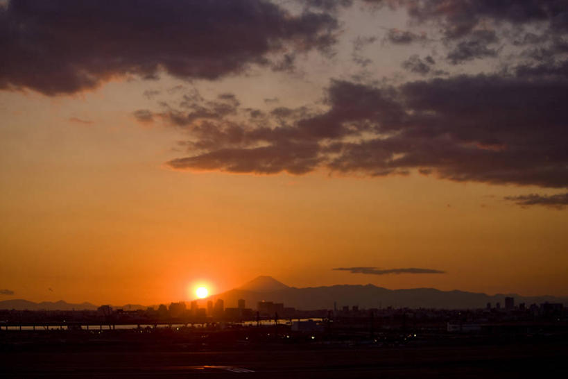 无人,机场,横图,室外,白天,正面,度假,火山,美景,日落,山,山脉,城市风光,城市,飞机场,东京,富士山,日本,亚洲,景观,山峰,晚霞,霞光,落日,山峦,背光,娱乐,黄昏,群山,享受,休闲,景色,彩霞,放松,逆光,东亚,本州,关东地方,本州岛,日本国,东京都,羽田机场,夕照,薄暮,大田区,东京国际机场,东京羽田航空港,航空站,空港,活火山,夕阳,彩图,傍晚,斜阳