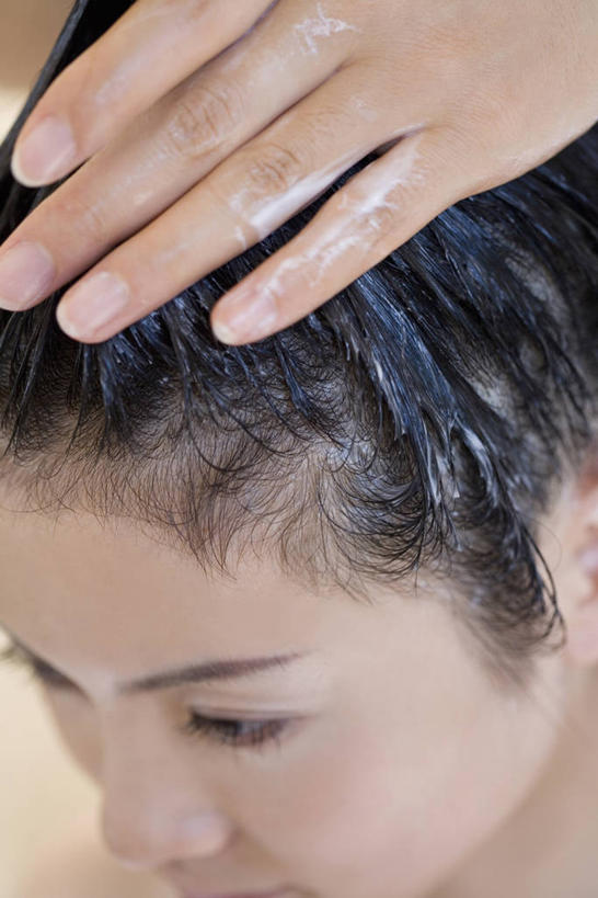 东方人,脸,头,脸颊,手,两个人,竖图,俯视,室内,特写,白天,亚洲,擦,抚摸,护肤,洗发水,注视,黄种人,顾客,观察,看,清洁,保养,享受,休闲,手部,洗发液,放松,擦拭,保健,洗发露,观看,单手,察看,护肤品,关注,香波,护肤用品,舒缓,去污,控油,主顾,揩擦,拭,年轻女性,女人,女性,亚洲人,头部,脸部,脸蛋,面部,半身,彩图,高角度拍摄,洗发精,洗发香波,轻抚