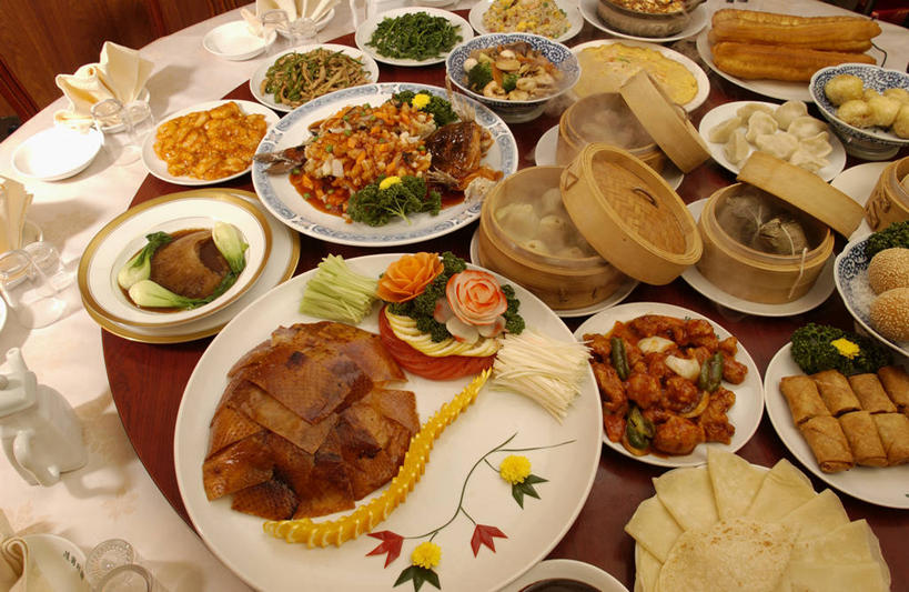 点心,烤鸭,面食,蒸笼,无人,横图,俯视,室内,白天,烹饪,中餐,早餐,雾,餐桌,桌子,蔬菜,餐具,厨具,叶子,端午节,许多,阴影,沸腾,竹制,节日,庆祝,新鲜,反射,蒸汽,碟子,盘,影子,陶瓷,青菜,粽叶,谷类,谷物,肉,油炸,芝麻,料理,食品,包子,面点,糯米,绿叶,陶瓷制品,水蒸气,米,很多,球形,粽子,文化,鸭肉,大米,春卷,菜肴,美食,肉类,球,食物,盘子,容器,碟,碗,小笼包,庆典,球体,中式,嫩叶,早点,麻花,佳肴,有机食品,绿色食品,餐台,纪念,储藏,油条,竹制品,储存,薄饼,小白菜,笼屉,肉食,北京烤鸭,麻球,烹饪用具,箬叶,芦苇叶,蒸发,脂麻,胡麻,白麻,巨胜子,油麻,角黍,筒粽,春饼,江米,不结球白菜,煎堆,麻圆,北京菜,京帮菜,京菜,叶,叶片,烹调用具,烹调,彩图,高角度拍摄,早饭,油果子,油馍,油炸果,油炸桧,贮存