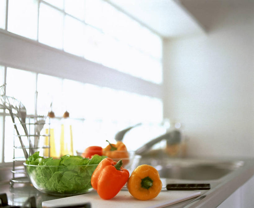 无人,横图,室内,白天,正面,烹饪,西餐,厨房,窗户,桌面,桌子,辣椒,蔬菜,玻璃,金属制品,新鲜,金属,工具,水槽,水龙头,墙,生菜,莴苣,调料,酱料,酱汁,蔬菜沙拉,佐料,沙拉,料理,食品,案板,刀具,调味品,调味料,色拉,水斗,酱,沙拉酱,沙律,菜肴,美食,开关,玻璃窗,墙壁,墙面,玻璃制品,砧板,食物,容器,碗,刀,打开,西式,佳肴,有机食品,绿色食品,色拉酱,储藏,阀门,开启,储存,菜刀,彩椒,辣角,红海椒,大椒,辣虎,广椒,春菜,鹅仔菜,莴仔菜,千金菜,切菜刀,叶用莴苣,水咀,甜椒,柿子椒,辣子,海椒,番椒,灯笼椒,彩图,灶间,厨房料理台,贮存,料理台