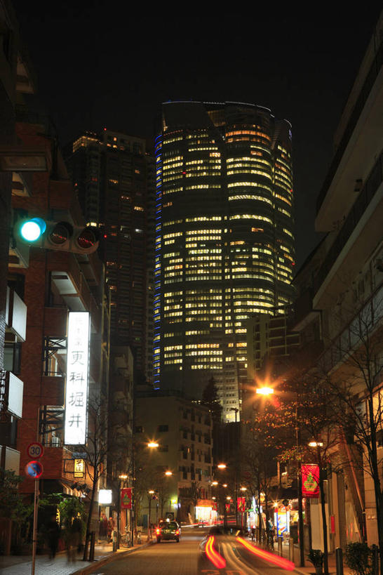 无人,家,高楼大厦,竖图,室外,夜晚,长时间曝光,仰视,度假,安全,美景,城市风光,城市,大厦,道路,建筑,路,路灯,摩天大楼,夜景,公路,照明,东京,日本,亚洲,阴影,朦胧,模糊,光线,影子,房屋,屋子,景观,公寓,红绿灯,灯光,信号灯,交通,娱乐,建设,洋房,楼房,住宅,灯,享受,休闲,景色,放松,警示,照亮,照明设备,提示,曝光,流通,东亚,交通信号灯,本州,行人信号灯,关东地方,本州岛,日本国,东京都,县厅,港区,东京市,马路,彩图,低角度拍摄,房子,大楼,高层建筑,高楼,摩天楼,麻布十番