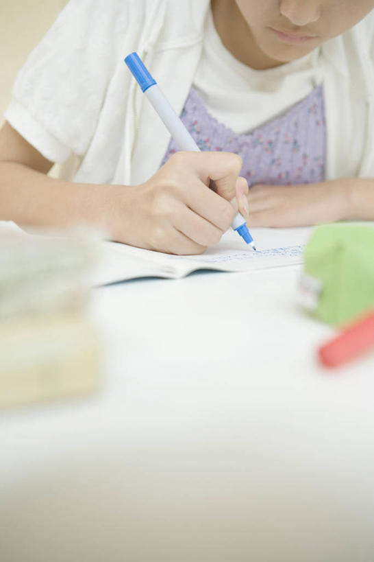 东方人,儿童,手,一个人,坐,竖图,室内,特写,白天,正面,纯洁,桌子,书籍,亚洲,双手,仅一个女性,仅一个人,握,服装,朦胧,模糊,笔,办公用品,拿,拿着,休闲装,黄种人,书桌,水笔,文具,小孩,衣服,教科书,课桌,学习用品,仅一个小孩,休闲,手部,休闲服,可爱,童年,童趣,握着,服饰,课本,文具用品,书写,教材,童真,烂漫,无邪,天真,女孩,女人,女性,亚洲人,孩子,书,图书,坐着,半身,彩图,女生