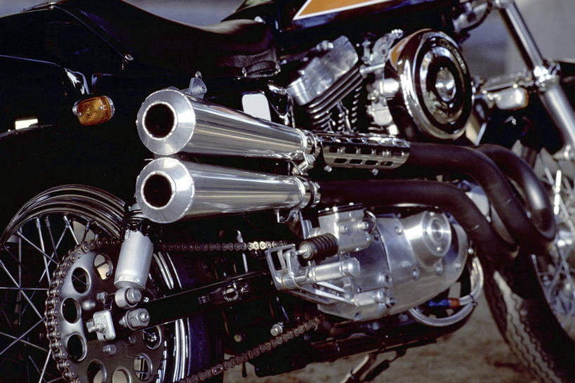 无人,横图,室外,白天,仰视,摩托车,静物,金属制品,一辆,停靠,阴影,光线,金属,影子,车,黑色,阳光,轮胎,交通工具,橡胶,排气管,停泊,载具,橡胶制品,车胎,彩图,低角度拍摄,外胎